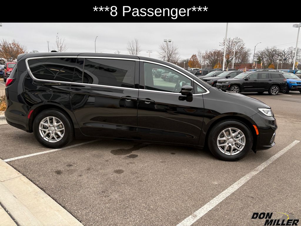 2026 Chrysler Pacifica photo 2