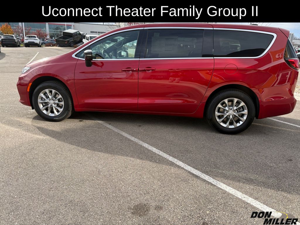 2026 Chrysler Pacifica photo 4