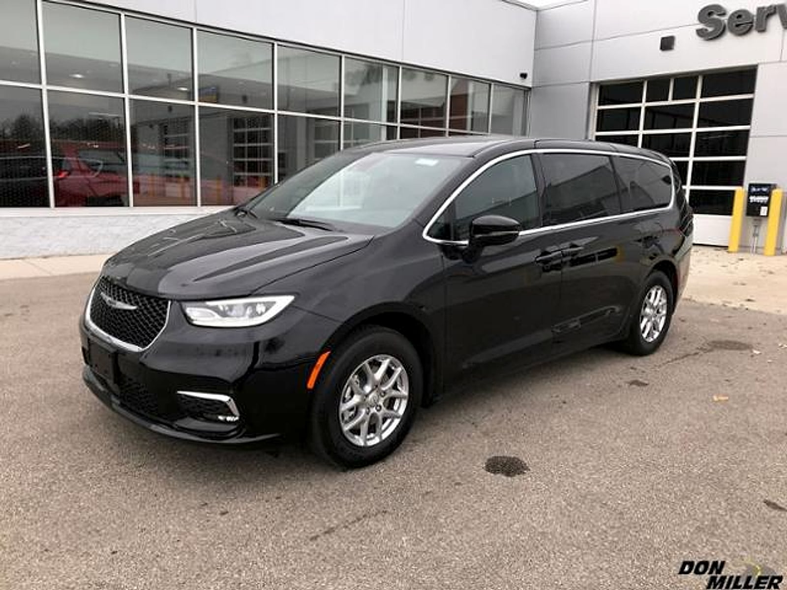 2026 Chrysler Pacifica Select's photo