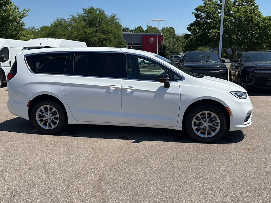 New 2026 Chrysler Pacifica Select AWD Passenger Van