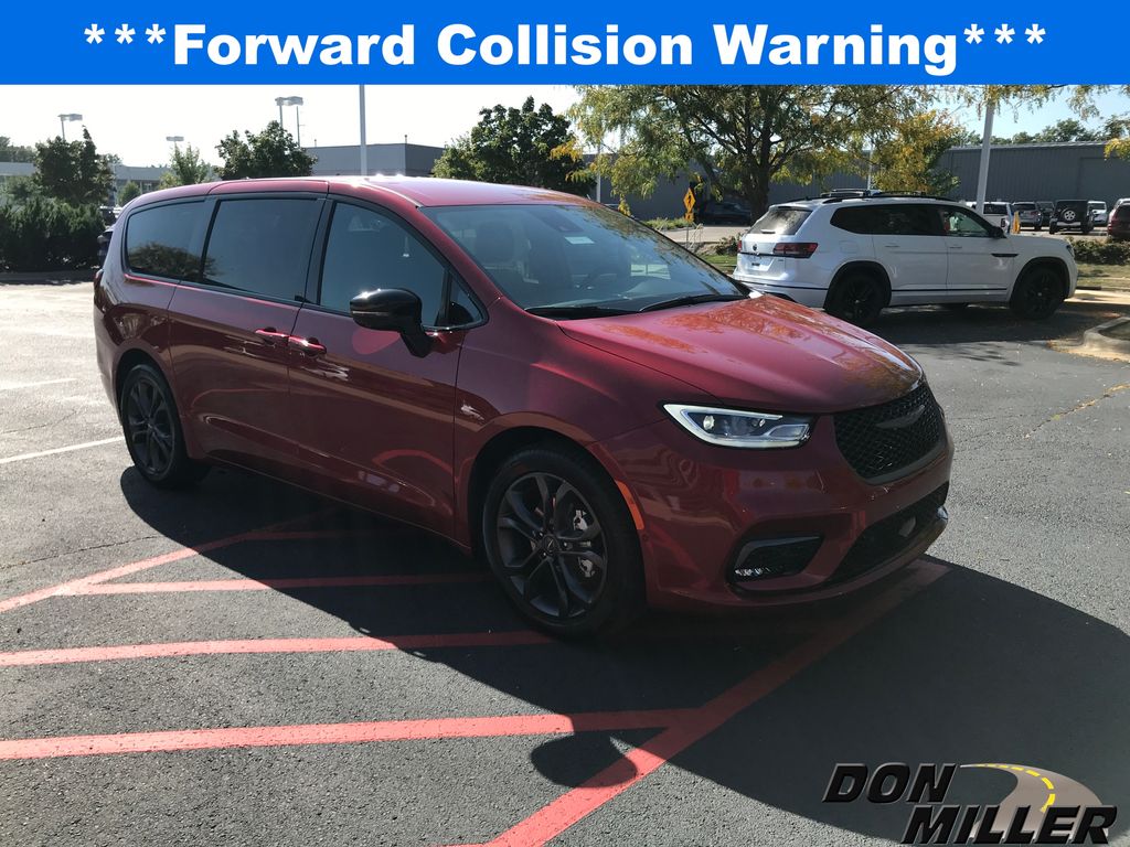 2026 Chrysler Pacifica photo 3