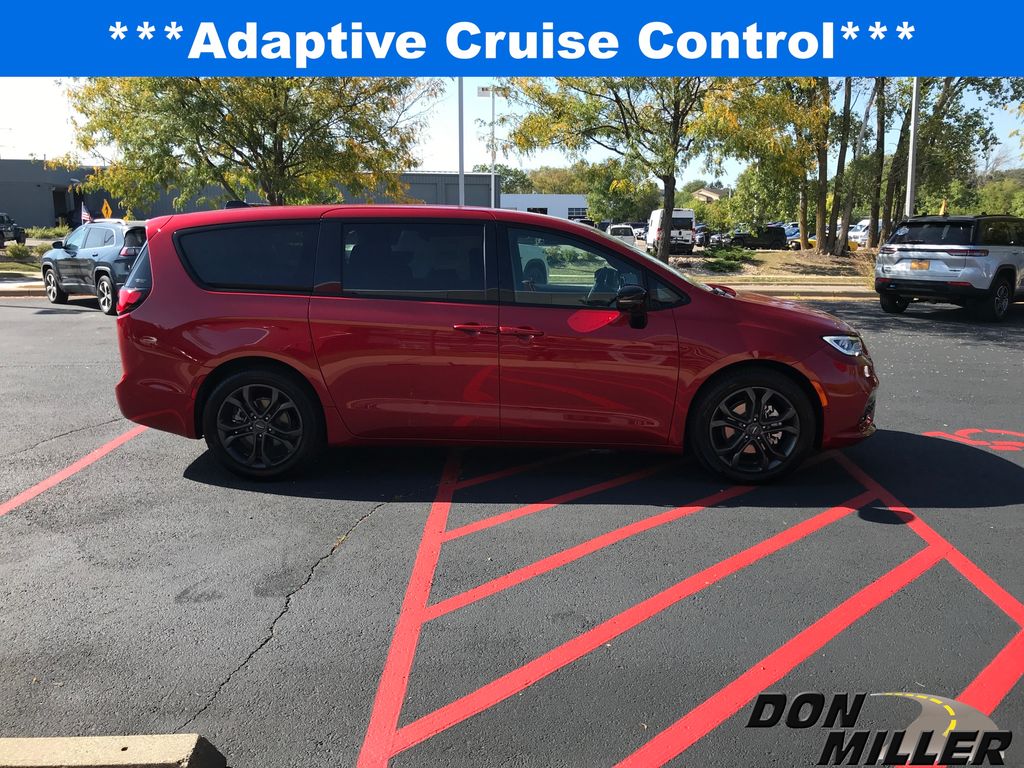 2026 Chrysler Pacifica photo 4