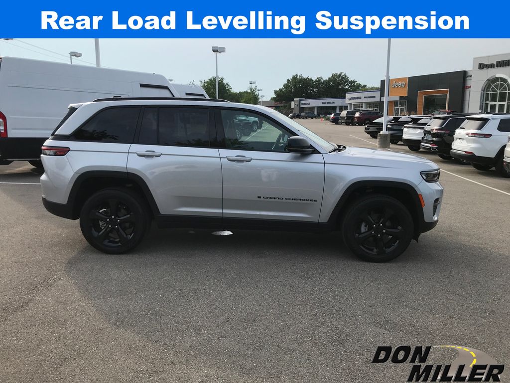 2025 Jeep Grand Cherokee Laredo Altitude X photo 4