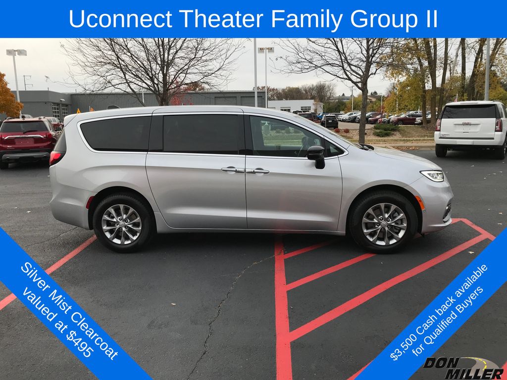 2026 Chrysler Pacifica photo 4