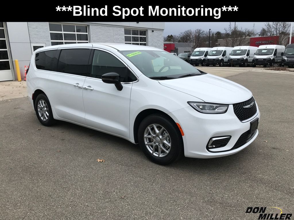 New 2026 Chrysler Pacifica Select Passenger Van