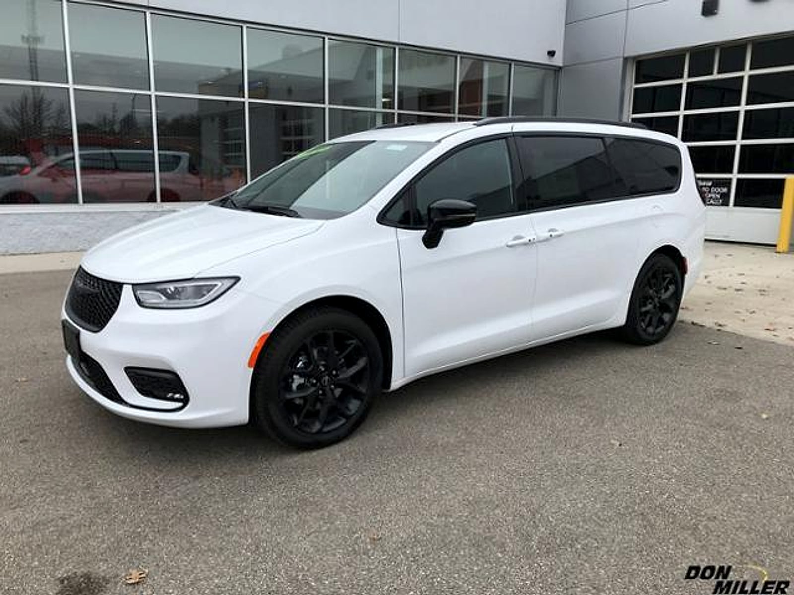 2026 Chrysler Pacifica Select's photo