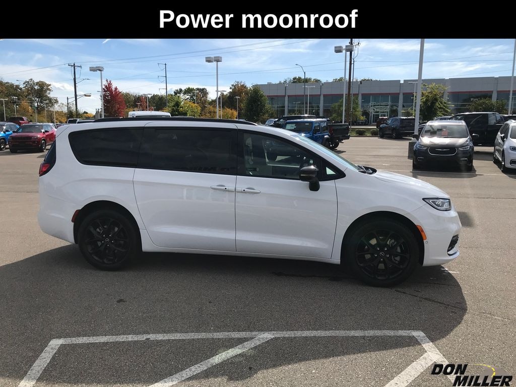 New 2026 Chrysler Pacifica Limited Passenger Van