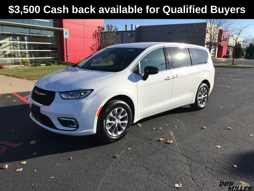 2026 Chrysler Pacifica Select's photo