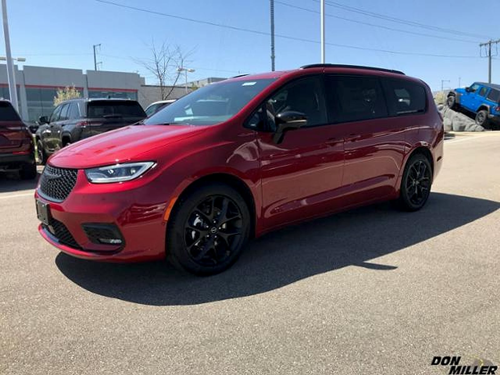2026 Chrysler Pacifica Select's photo