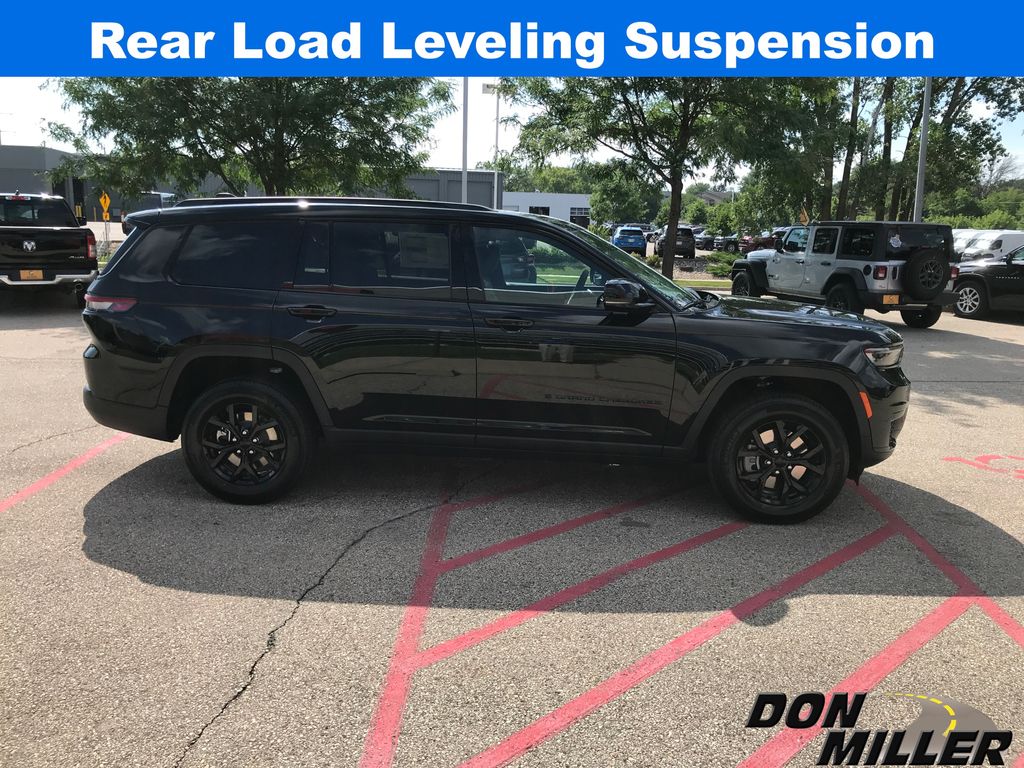 2025 Jeep Grand Cherokee Laredo Sport Altitude X photo 2