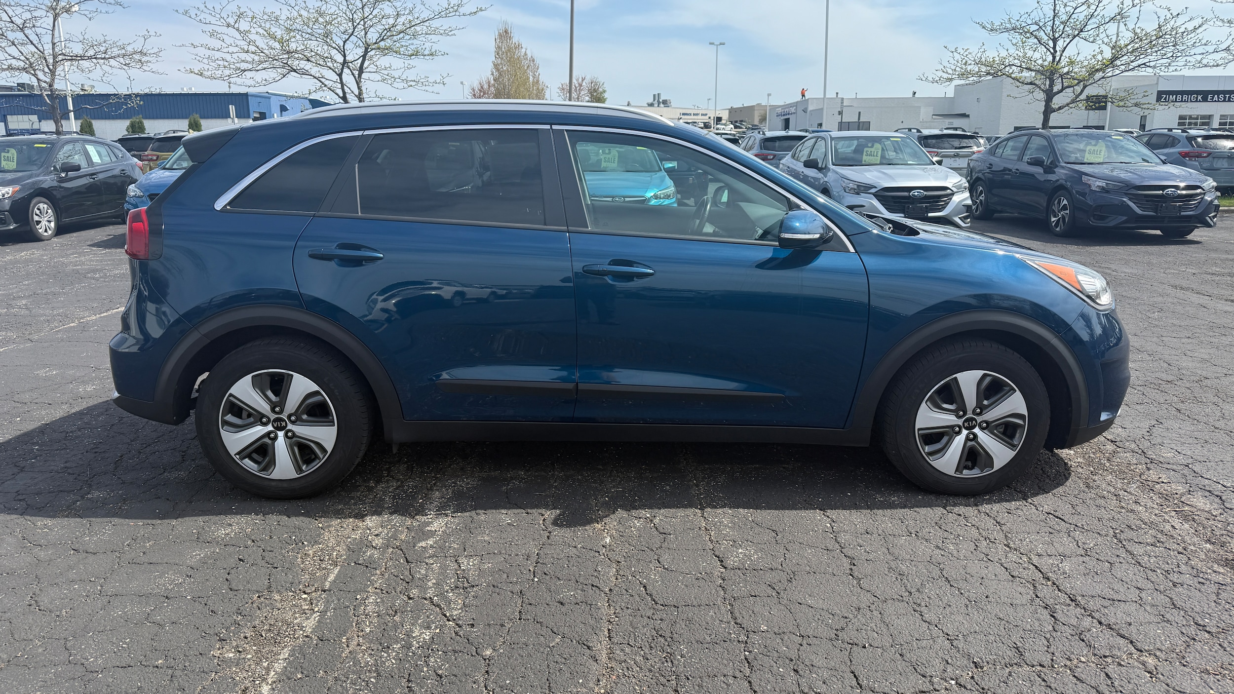 Used 2018 Kia Niro EX with VIN KNDCC3LC1J5122219 for sale in Madison, WI