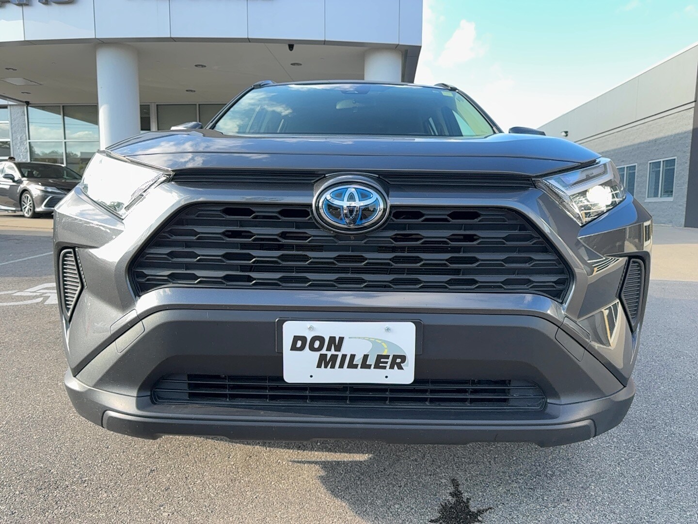 2022 Toyota RAV4 Hybrid XLE photo 2