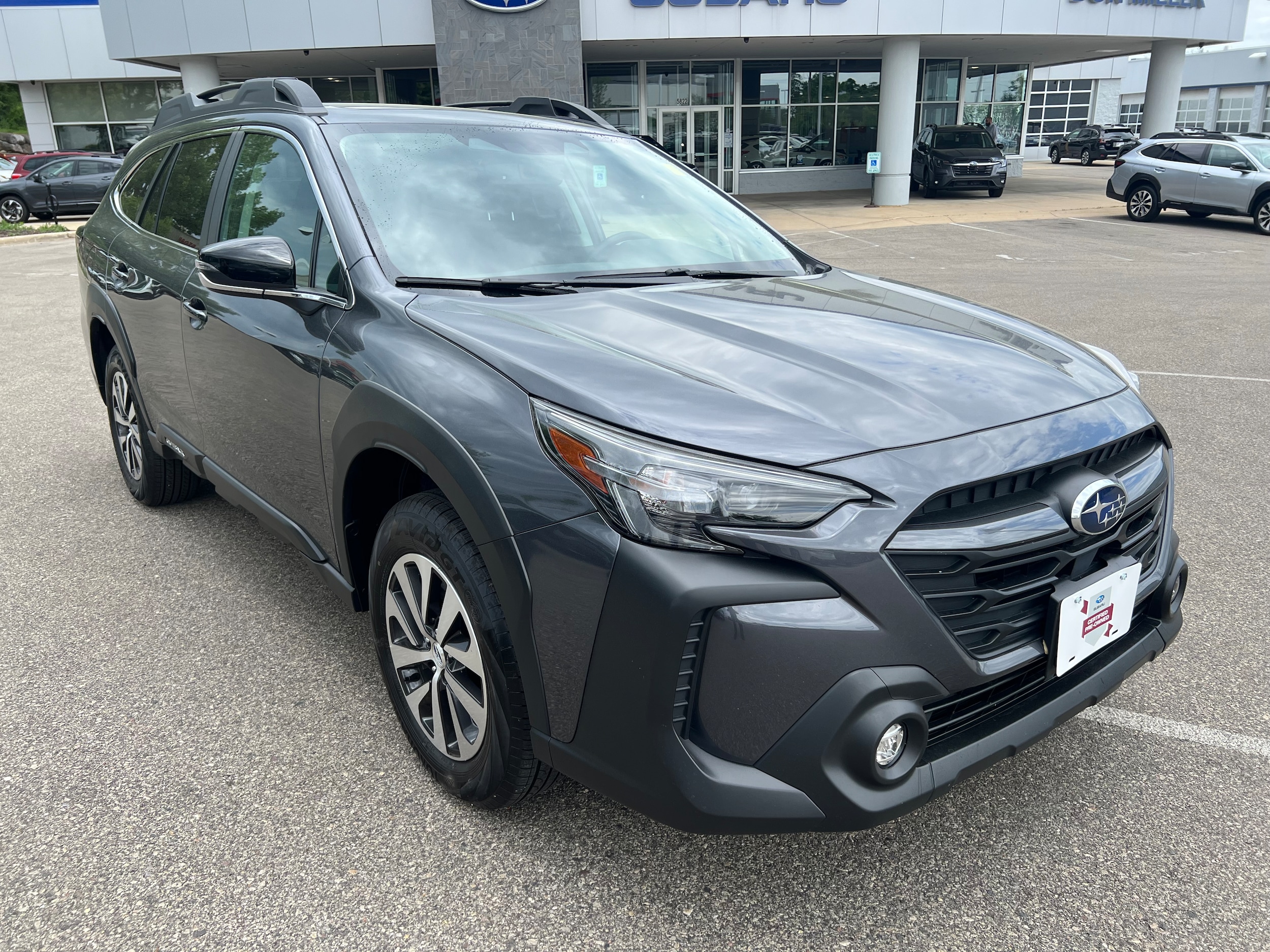 2025 Subaru Outback Premium's photo