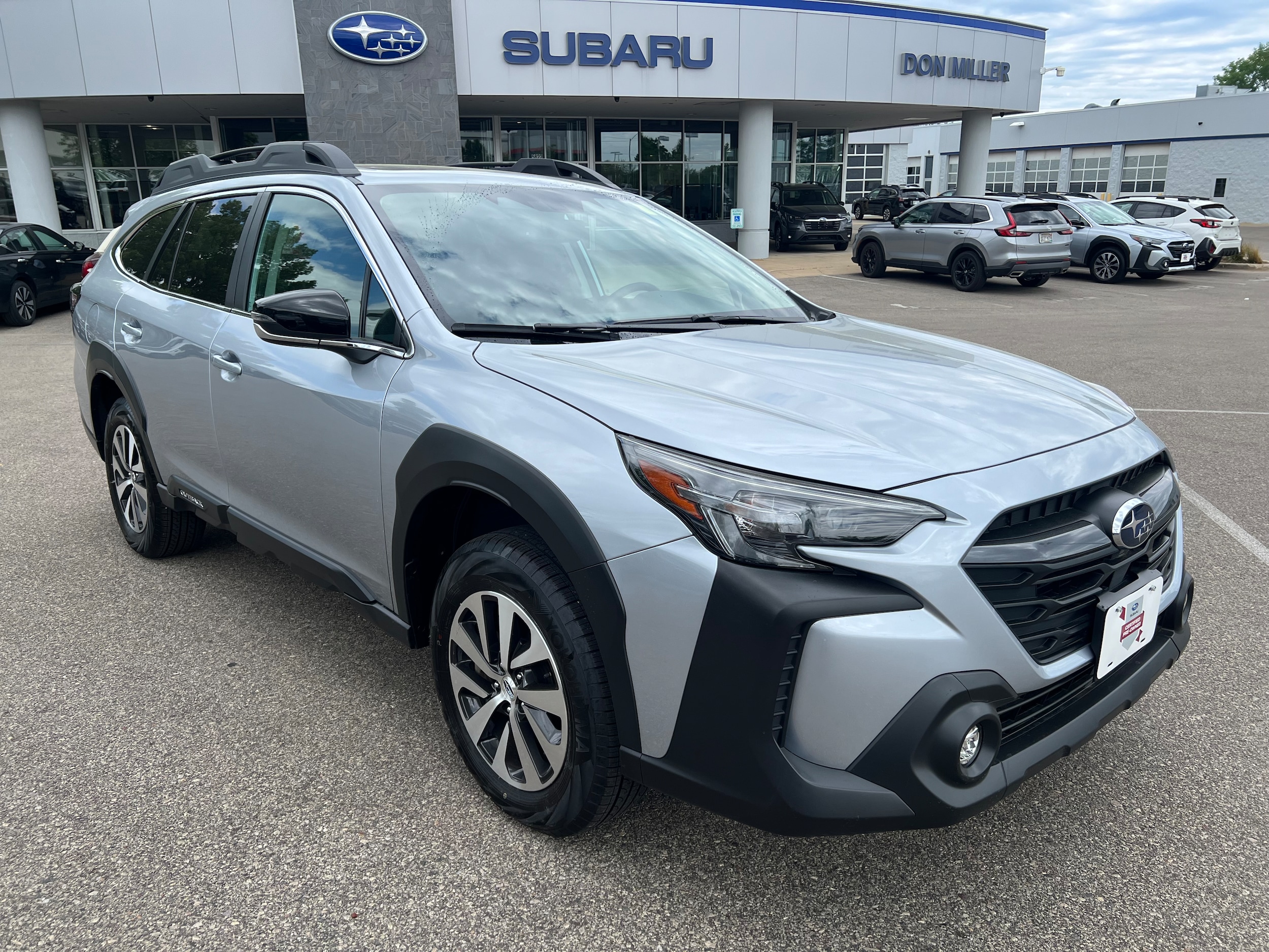 2025 Subaru Outback Premium's photo
