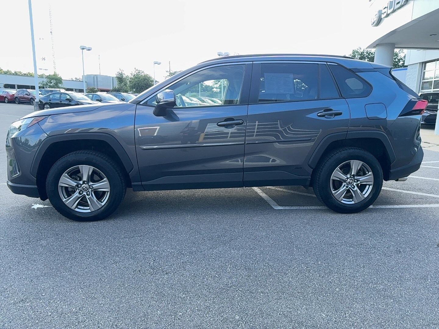 2022 Toyota RAV4 Hybrid XLE photo 4