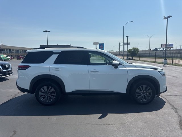 2022 Nissan Pathfinder SV photo 2