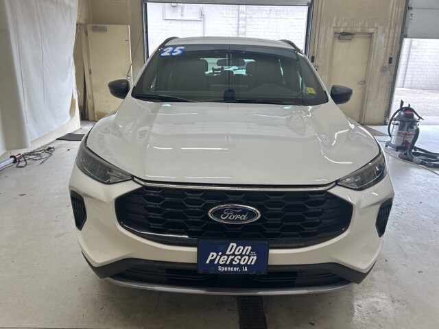 2025 Ford Escape ST-Line photo 2