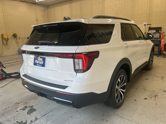 2025 Ford Explorer ST-Line photo 2