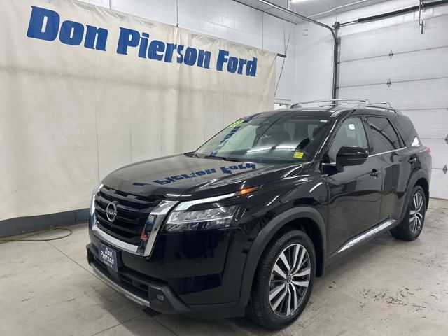2022 Nissan Pathfinder Platinum 4WD's photo