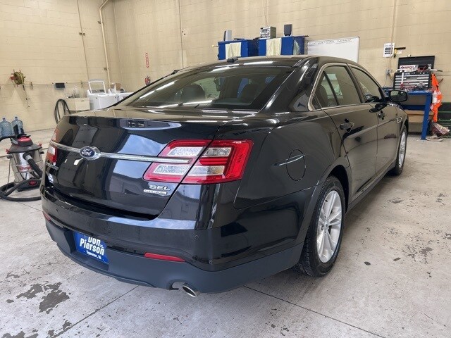 2015 Ford Taurus SEL photo 2