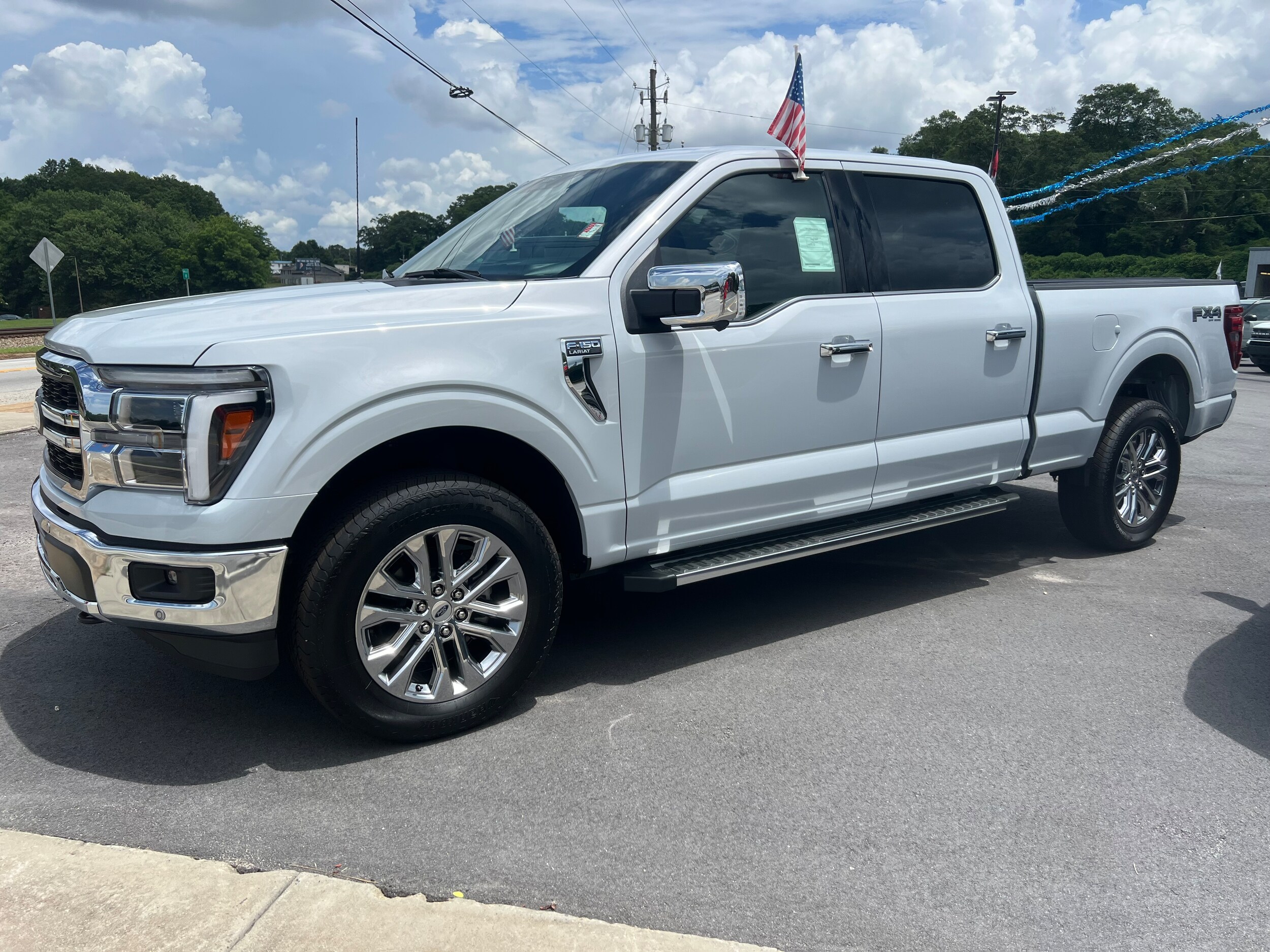 2025 Ford F-150 Lariat photo 2