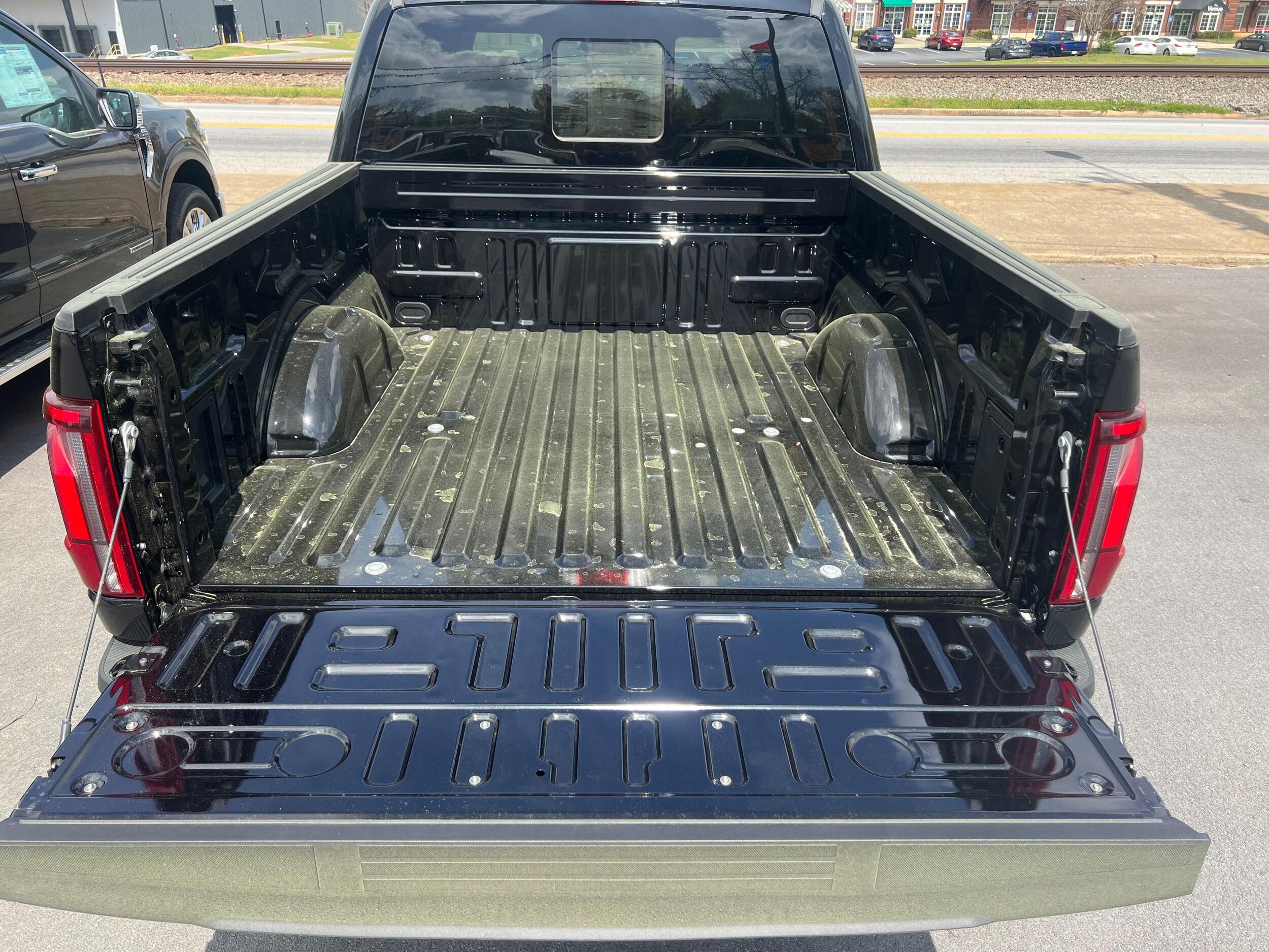 2025 Ford F-150 Lariat photo 4