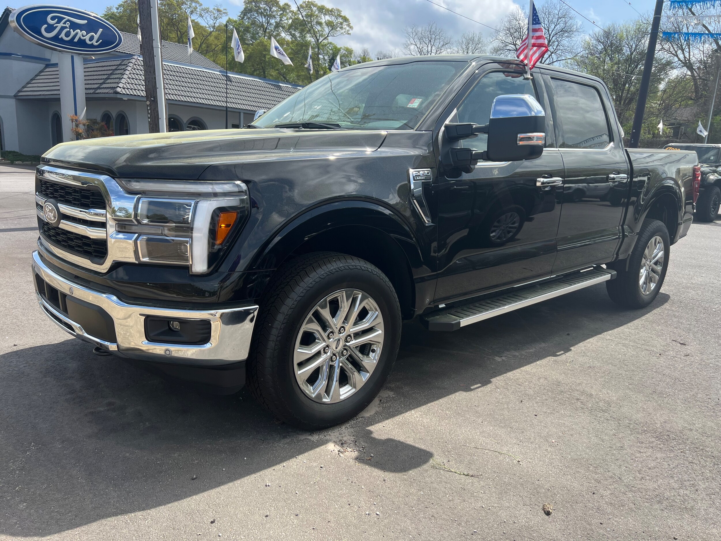 2025 Ford F-150 Lariat photo 2