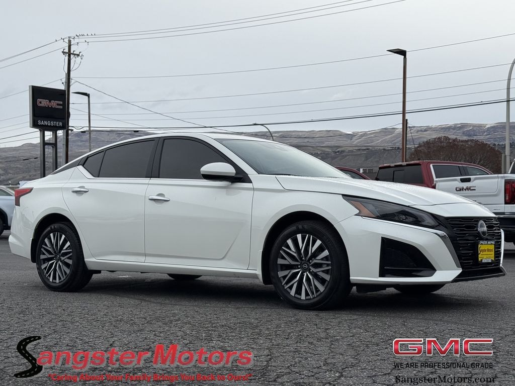 Used 2025 Nissan Altima SV AWD Sedan