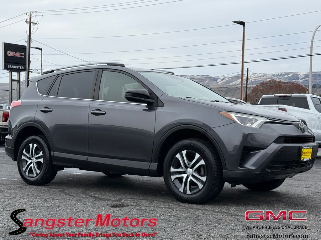 2018 Toyota RAV4 LE's photo