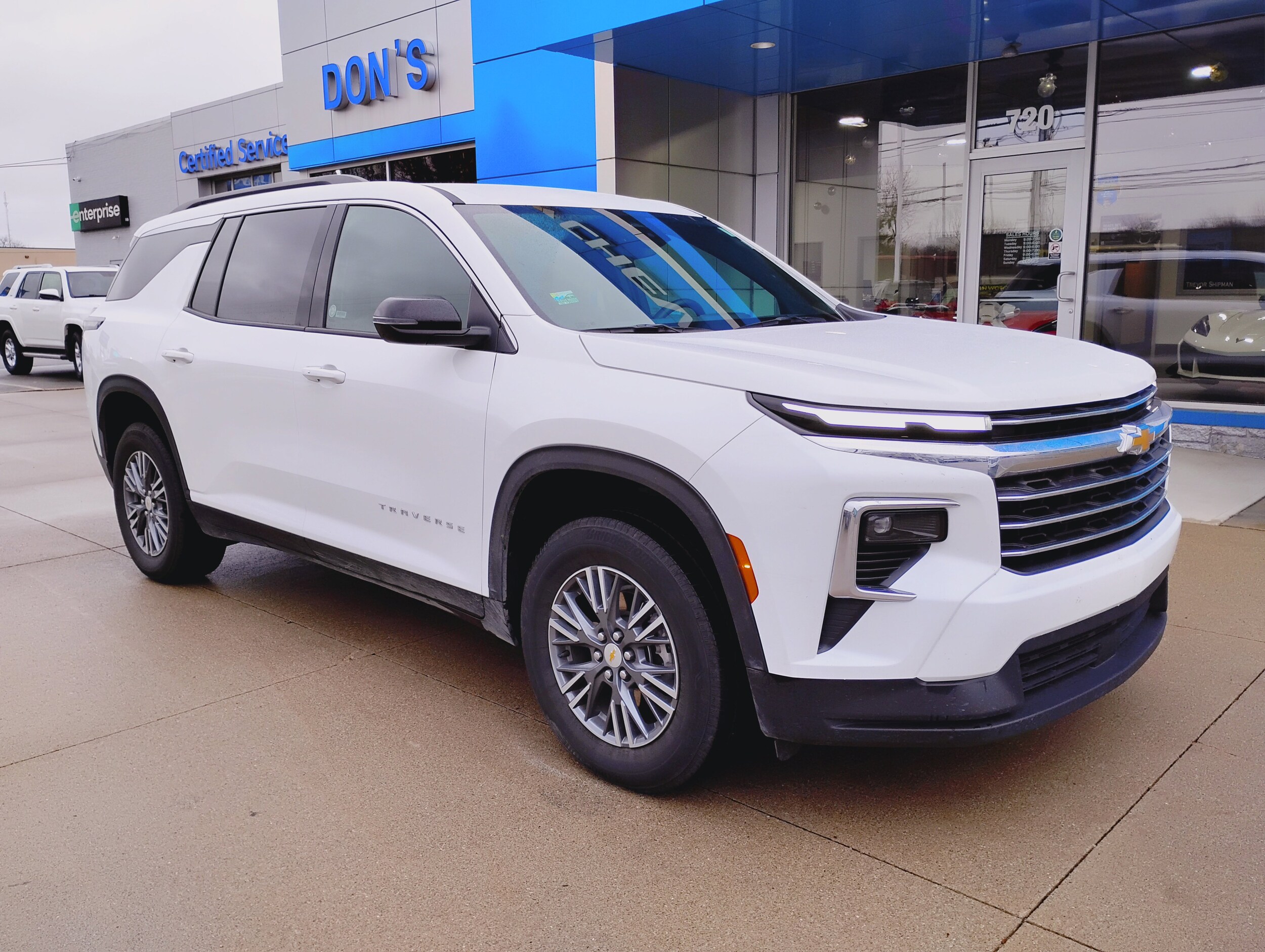 2025 Chevrolet Traverse photo 2