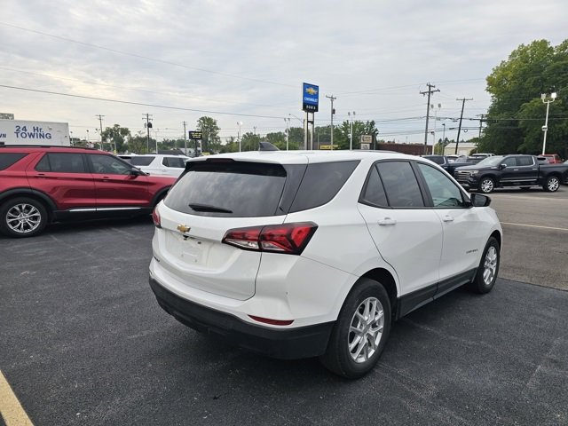 2022 Chevrolet Equinox LS photo 2