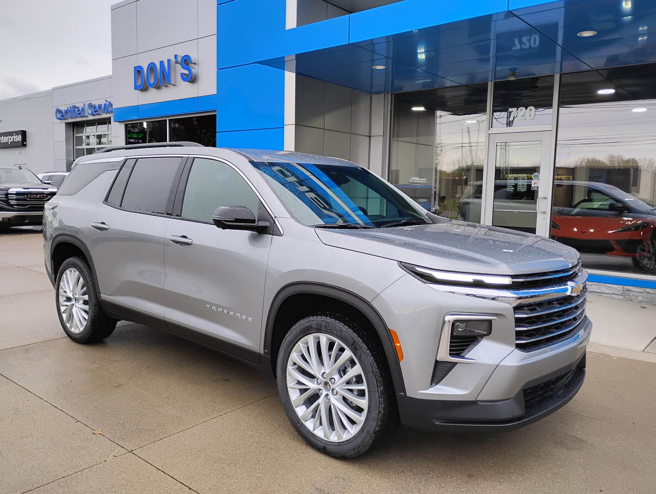 2026 Chevrolet Traverse photo 2