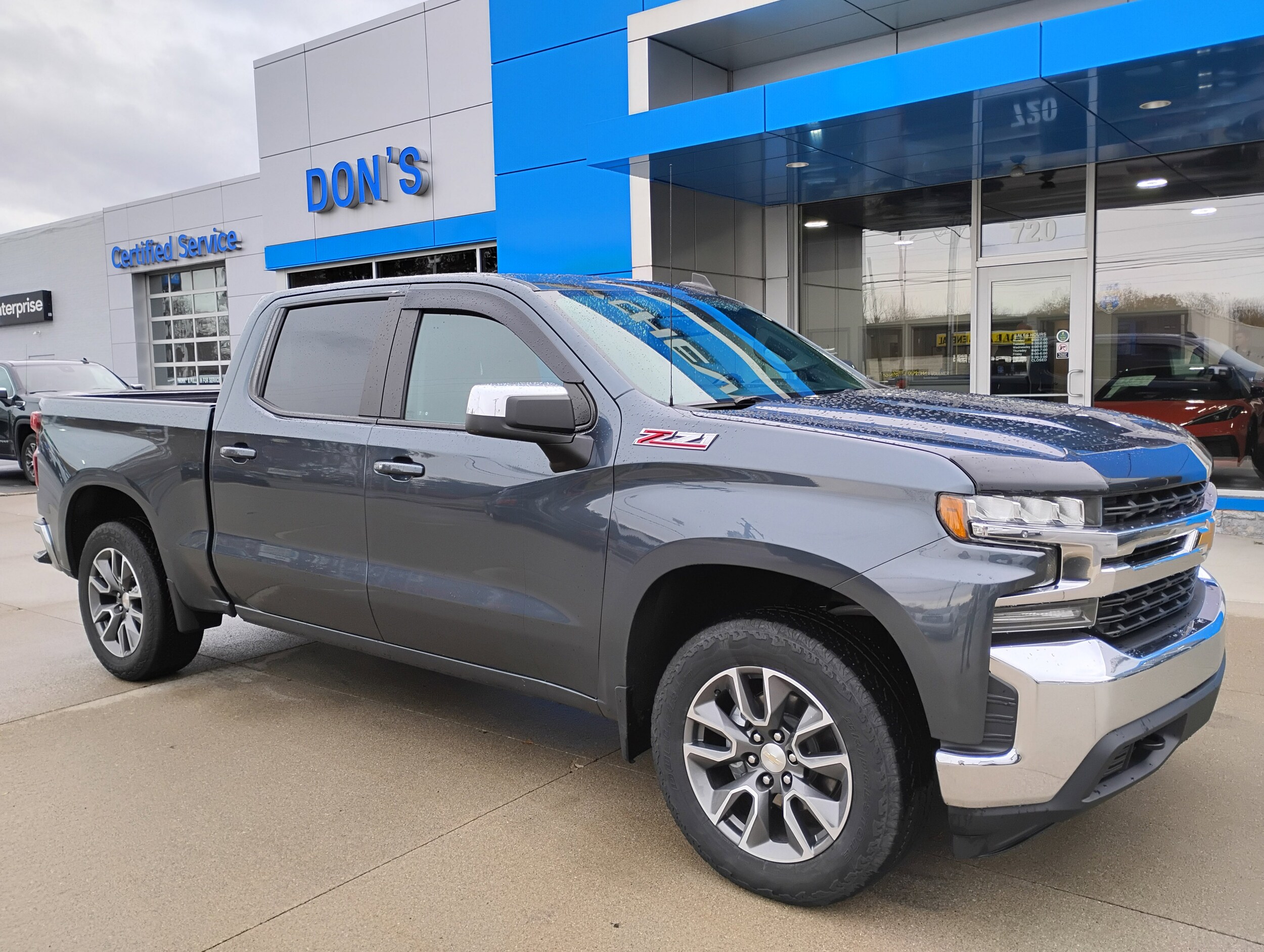 2020 Chevrolet Silverado 1500 LT photo 3