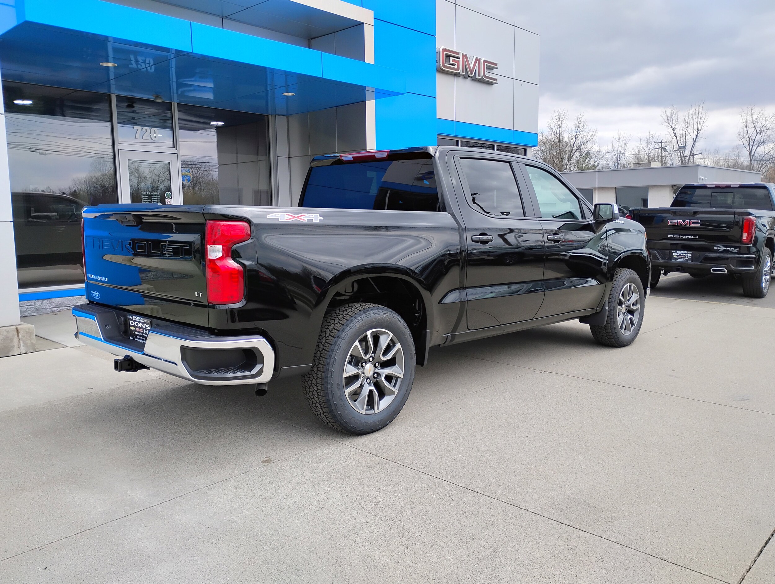 2025 Chevrolet Silverado 1500 LT photo 3