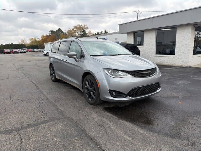 2020 Chrysler Pacifica Touring L photo 3