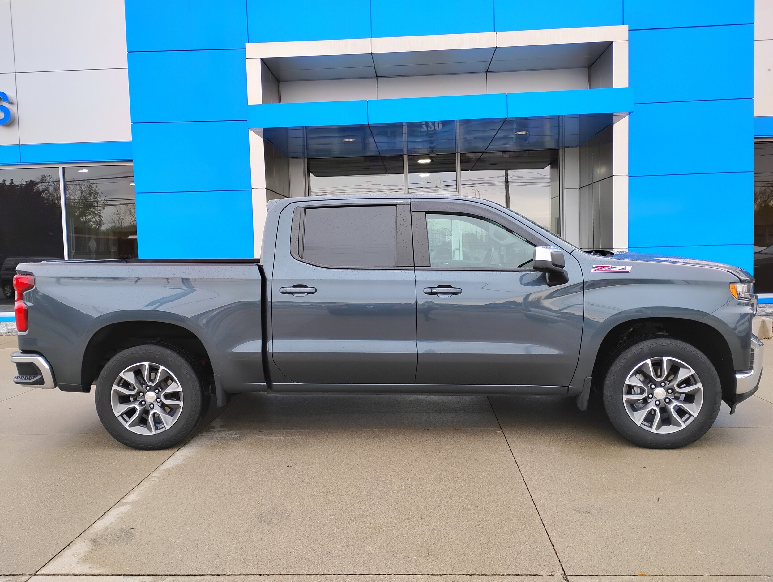 2020 Chevrolet Silverado 1500 LT photo 2