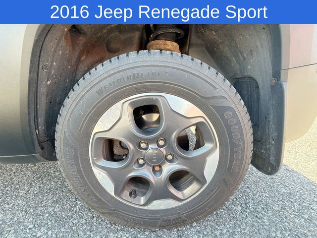 Thumbnail: 2016 Jeep Renegade - 8