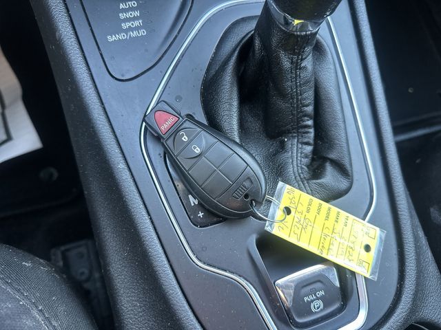 Thumbnail: 2019 Jeep Cherokee - 30