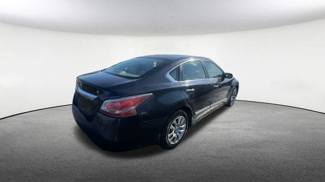 Thumbnail: 2015 Nissan Altima - 9