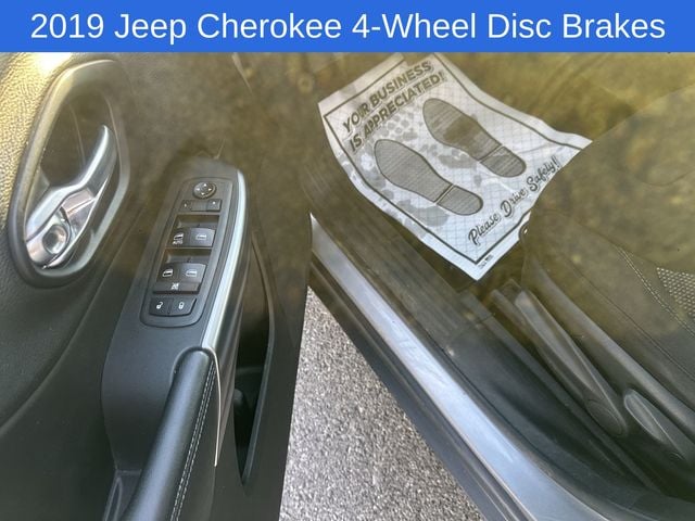 Thumbnail: 2019 Jeep Cherokee - 12