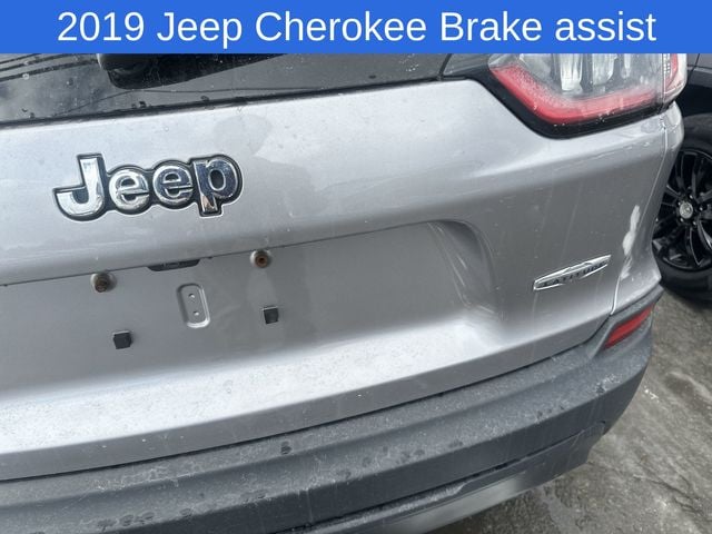 Thumbnail: 2019 Jeep Cherokee - 17