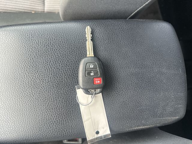 Thumbnail: 2013 Toyota RAV4 - 30