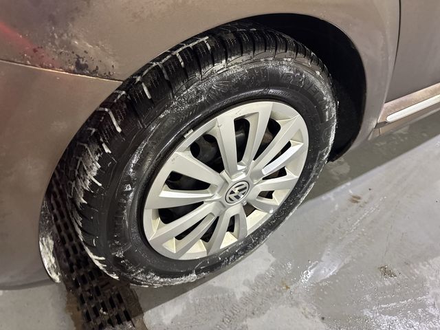 Thumbnail: 2012 Volkswagen Beetle - 27