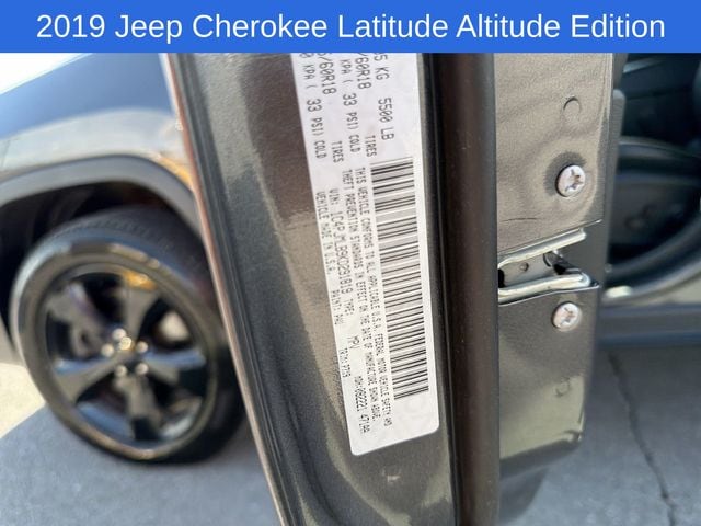 Thumbnail: 2019 Jeep Cherokee - 30