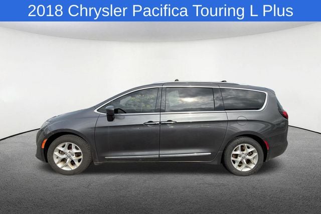 Thumbnail: 2018 Chrysler Pacifica - 3