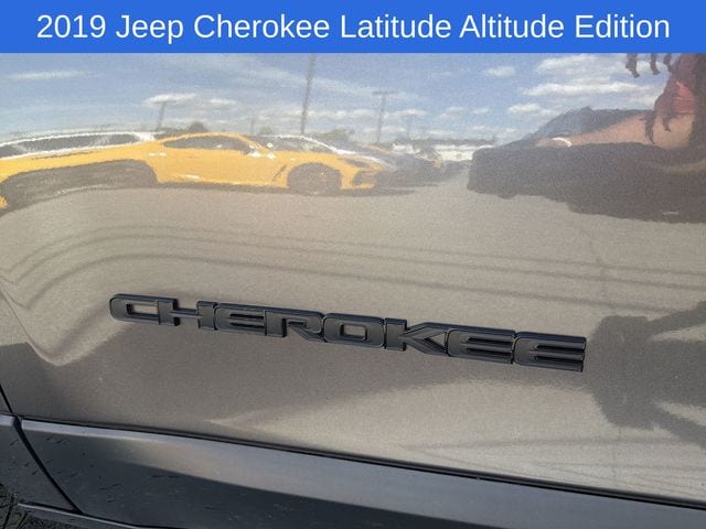 Thumbnail: 2019 Jeep Cherokee - 16