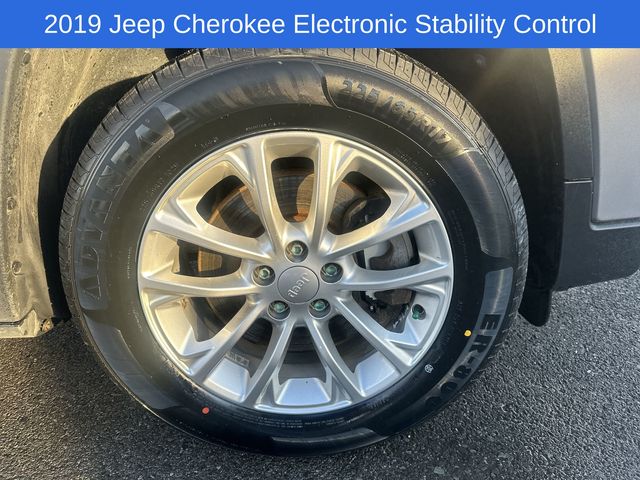 Thumbnail: 2019 Jeep Cherokee - 18