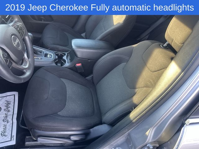 Thumbnail: 2019 Jeep Cherokee - 21