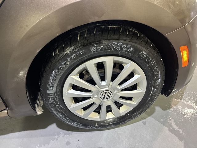 Thumbnail: 2012 Volkswagen Beetle - 22