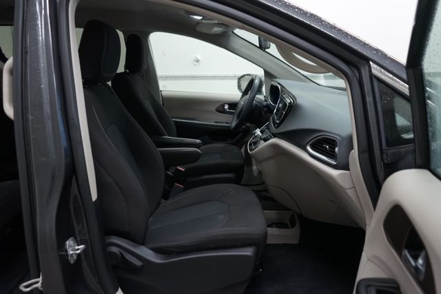 Thumbnail: 2022 Chrysler Voyager - 22